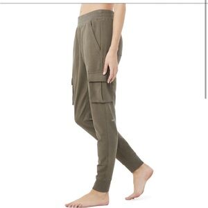 ISO ALO yoga unwind cargo sweatpants size M or L in olive branch